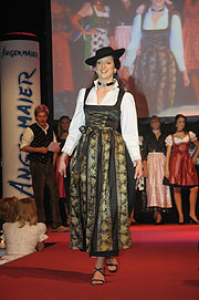 ganz sch&ouml;n: Isabella Jantz im 850 Jahre M&uuml;bnchen Dirndl (Foto: Ingrid Grossmann)